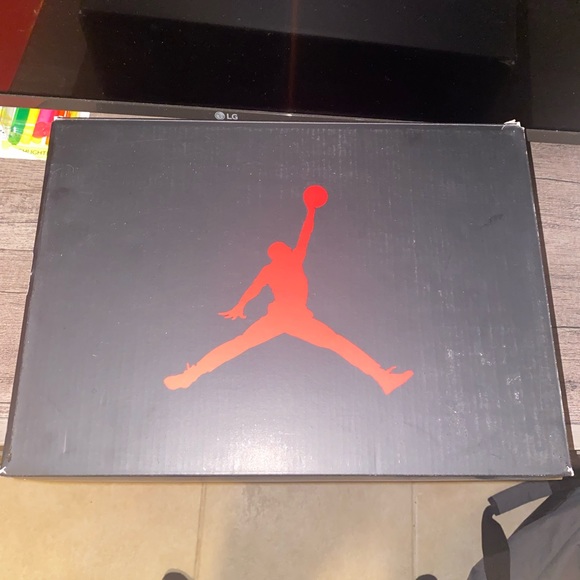 I’m selling electric greens 6s, it’s a size 10 - Picture 8 of 8